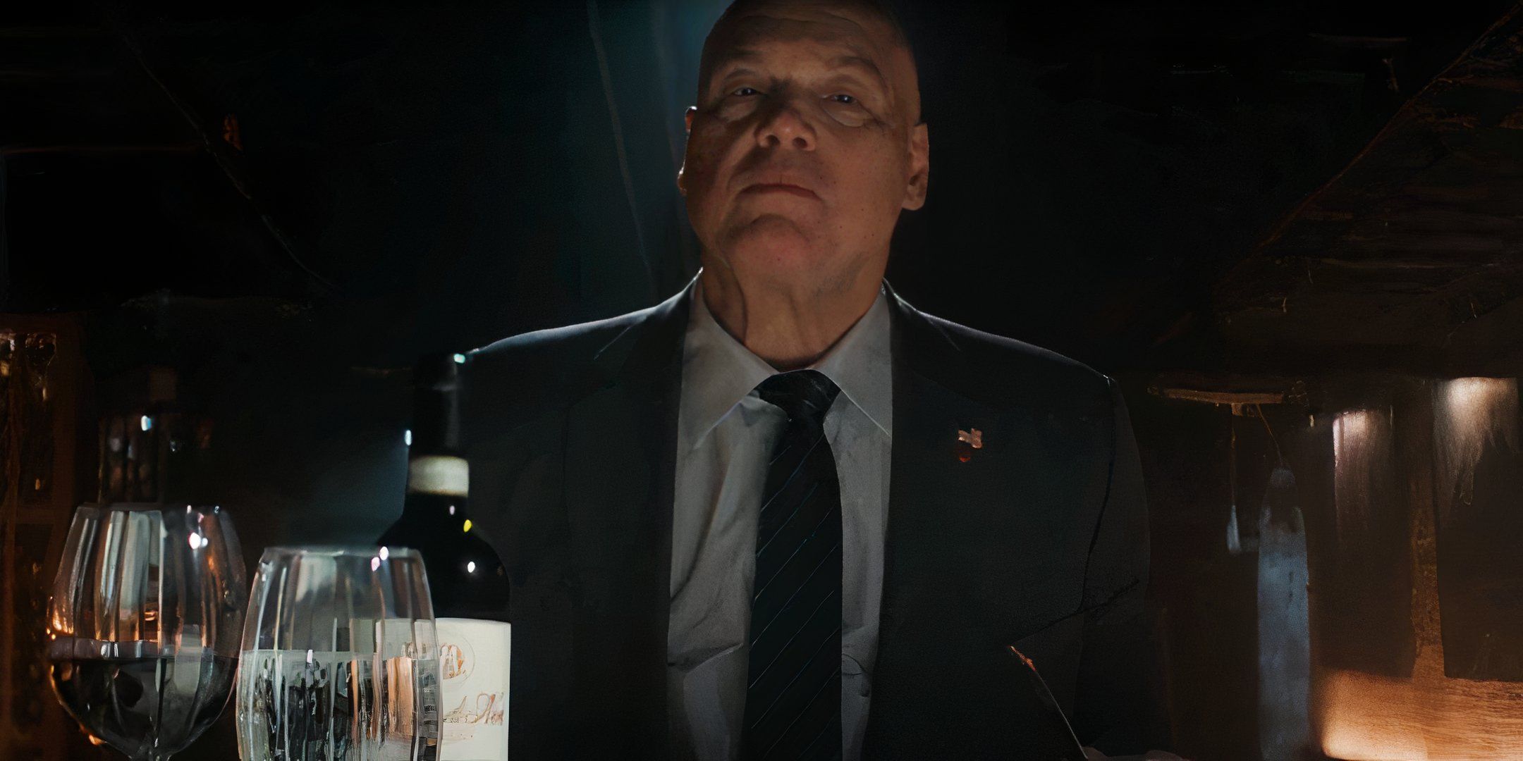 Kingpin tendo uma refeição na frente da cela de Adam em Daredevil Born Again, episódio 4