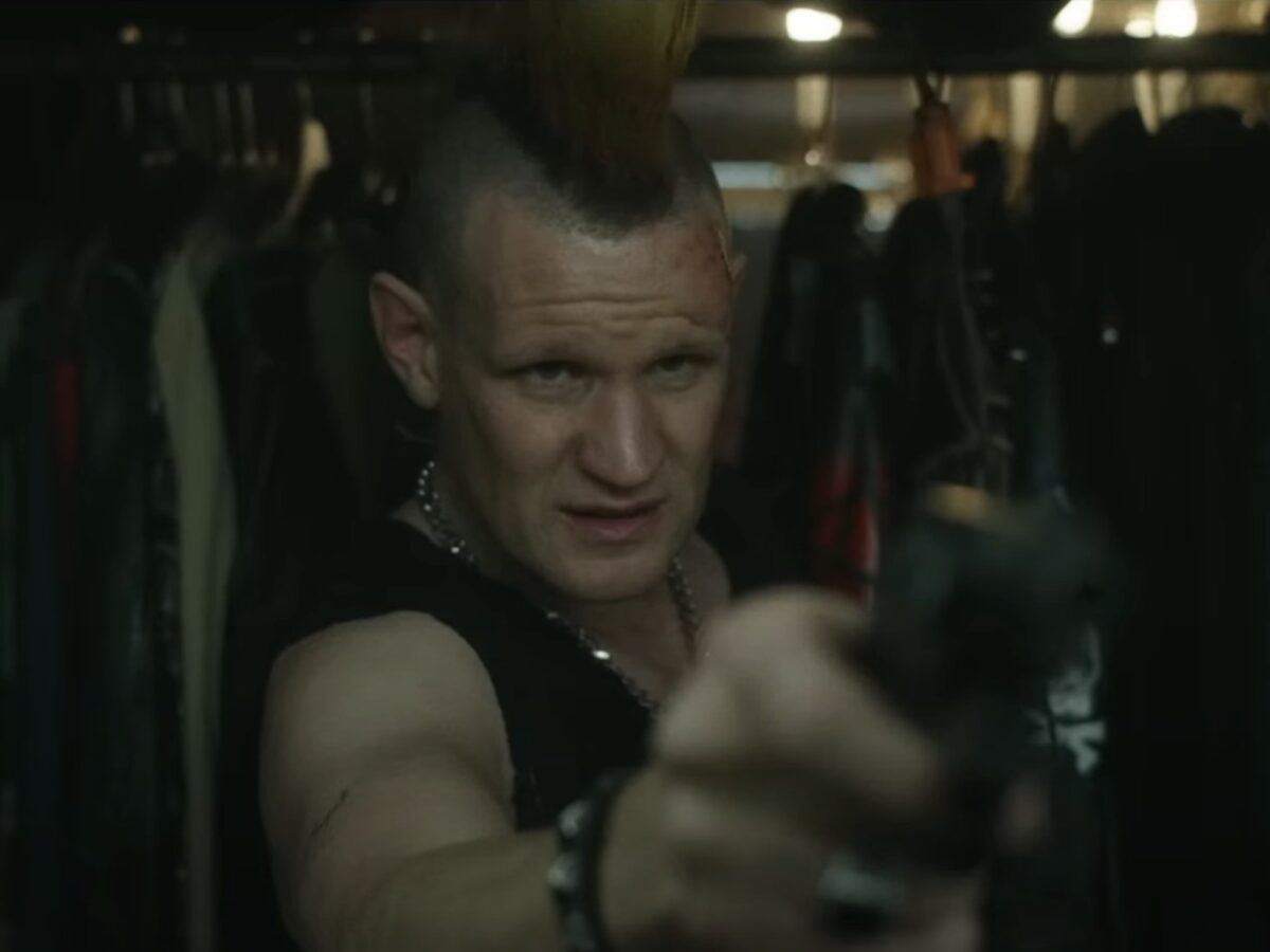 A Violência Intensa de Caught Stealing nas Telas