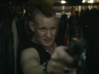 A Violência Intensa de Caught Stealing nas Telas