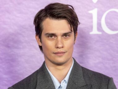Bill Skarsgård e Nicholas Galitzine em filme esportivo da Netflix