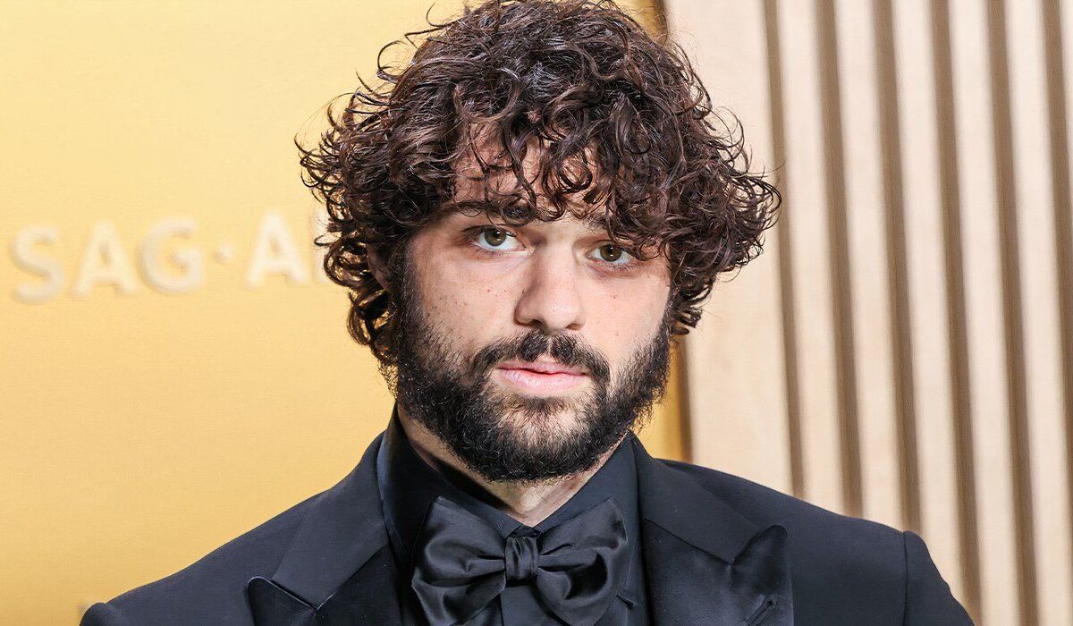 Noah Centineo Gigantesco em Imagem de Bastidores de Street Fighter