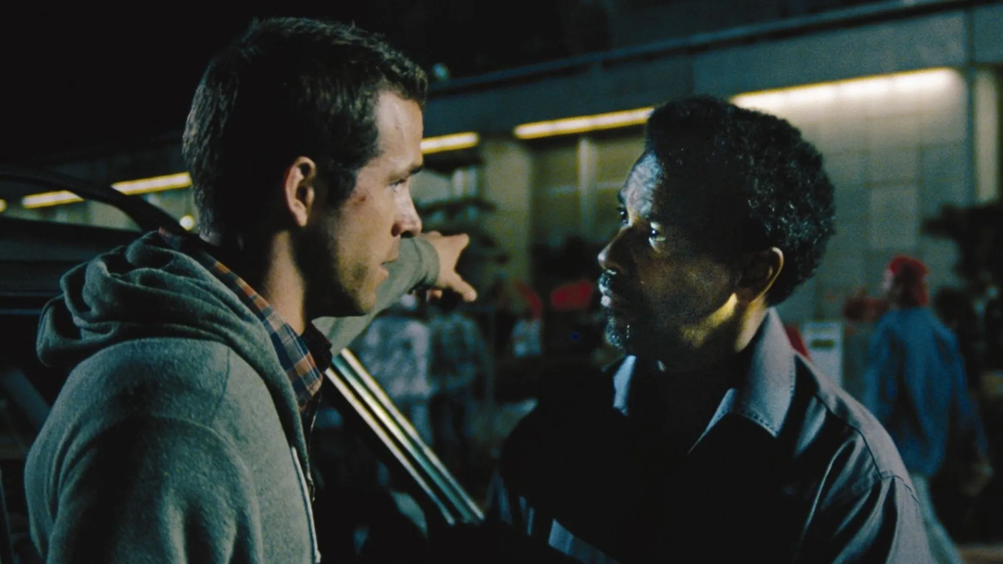 Denzel Washington e Ryan Reynolds em thriller imperdível de graça no streaming