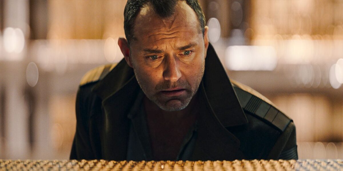 Jude Law compara 'Skeleton Crew' a 'O Céu de Outono'