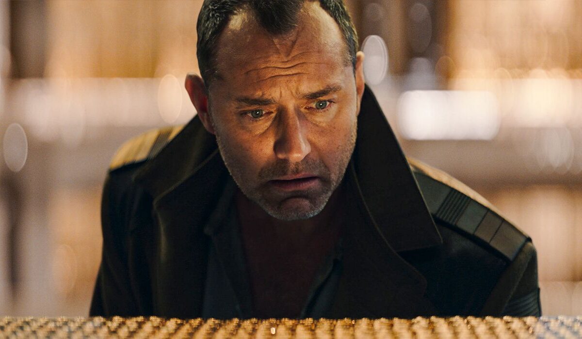 Jude Law compara 'Skeleton Crew' a 'O Céu de Outono'