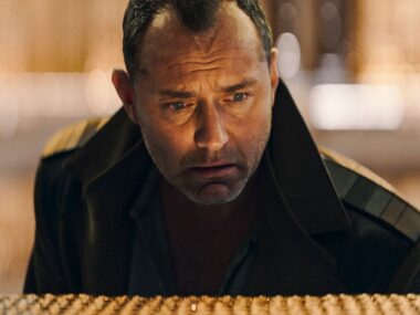 Jude Law compara 'Skeleton Crew' a 'O Céu de Outono'