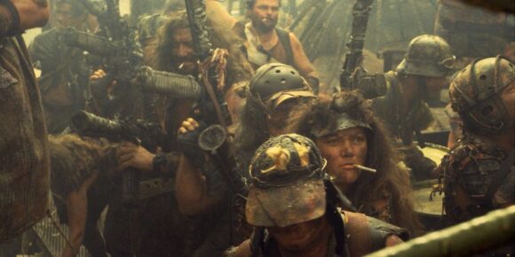 Flop de Sci-Fi dos anos 90, 'The Gorge', vira sucesso no streaming
