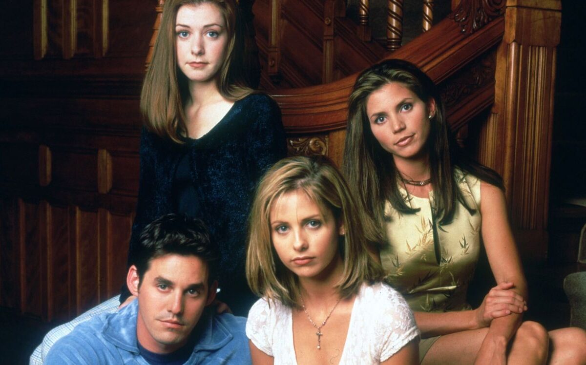 Atriz de Buffy questiona sexualização de personagem: "Super excitada?"