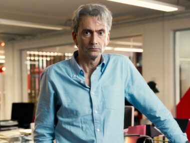David Tennant investiga escândalo jornalístico britânico em novo trailer