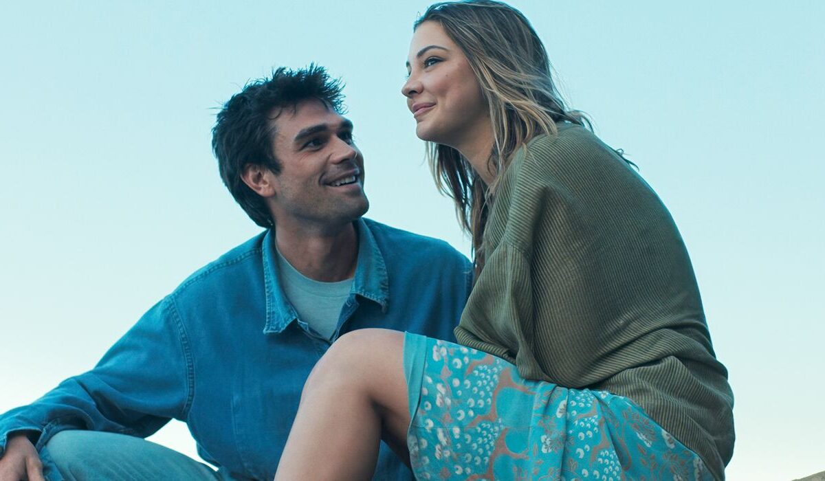 Sucesso no Prime Video: Filme Romântico com Estrelas de Riverdale e Outer Banks