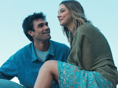 Sucesso no Prime Video: Filme Romântico com Estrelas de Riverdale e Outer Banks