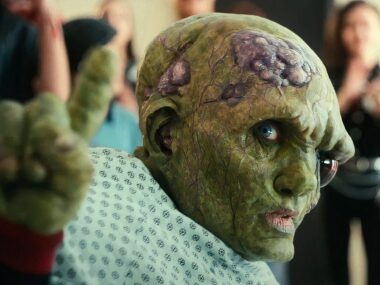 Novo trailer de 'The Toxic Avenger' revela Peter Dinklage sanguinário