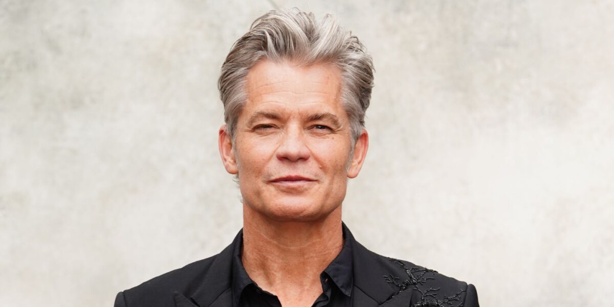 O sucesso de crítica de Timothy Olyphant: o thriller policial que você precisa ver