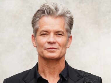 O sucesso de crítica de Timothy Olyphant: o thriller policial que você precisa ver