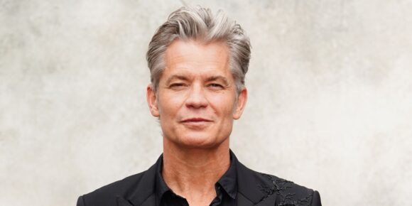 O sucesso de crítica de Timothy Olyphant: o thriller policial que você precisa ver