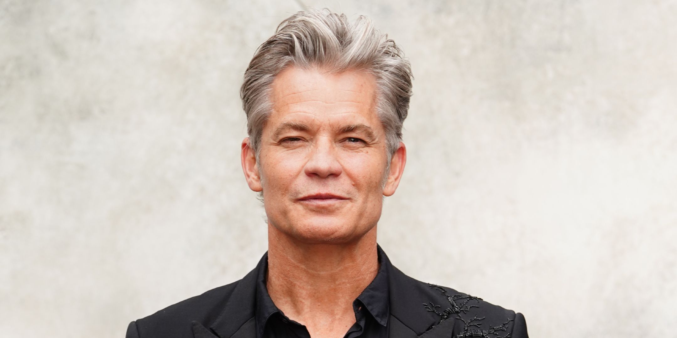 O sucesso de crítica de Timothy Olyphant: o thriller policial que você precisa ver