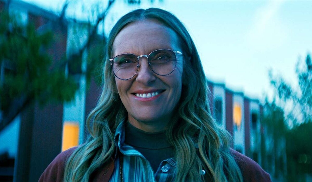 Toni Collette em thriller Netflix: vibe de líder de culto