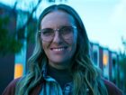 Toni Collette em thriller Netflix: vibe de líder de culto