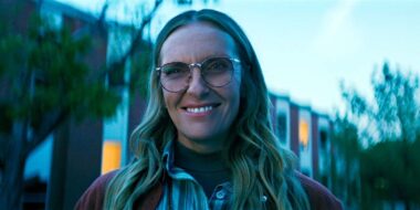 Toni Collette em thriller Netflix: vibe de líder de culto