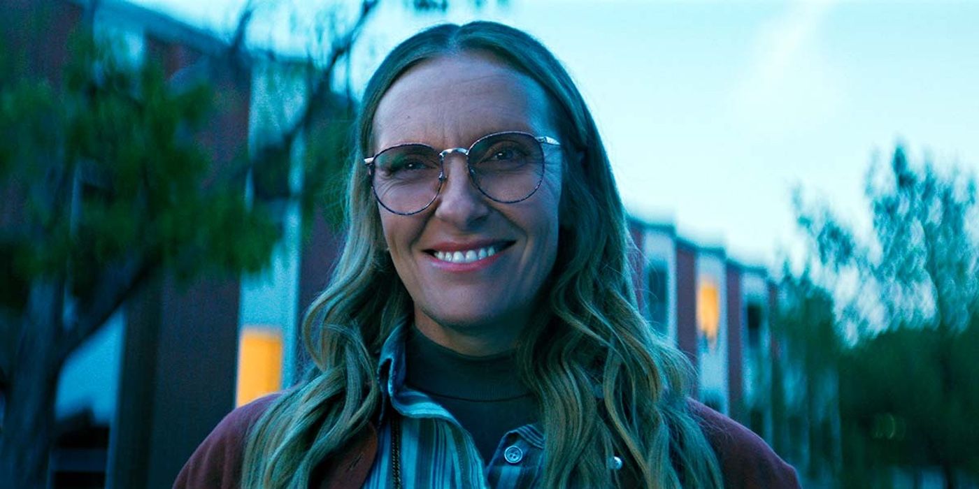 Toni Collette em thriller Netflix: vibe de líder de culto