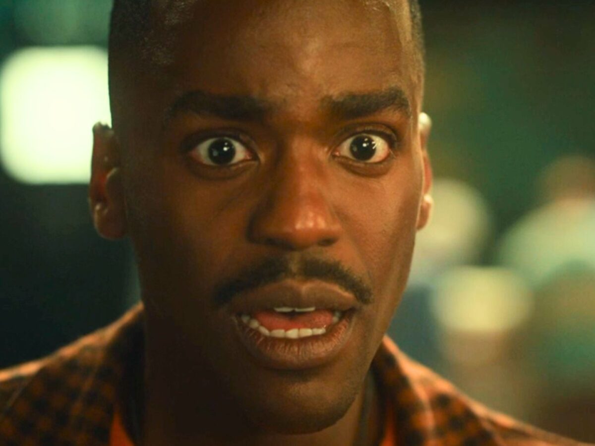 Ncuti Gatwa e Jodie Whittaker em Doctor Who: Produtora defende escalação