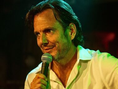 Bradley Cooper Direciona Comédia com Will Arnett e Laura Dern