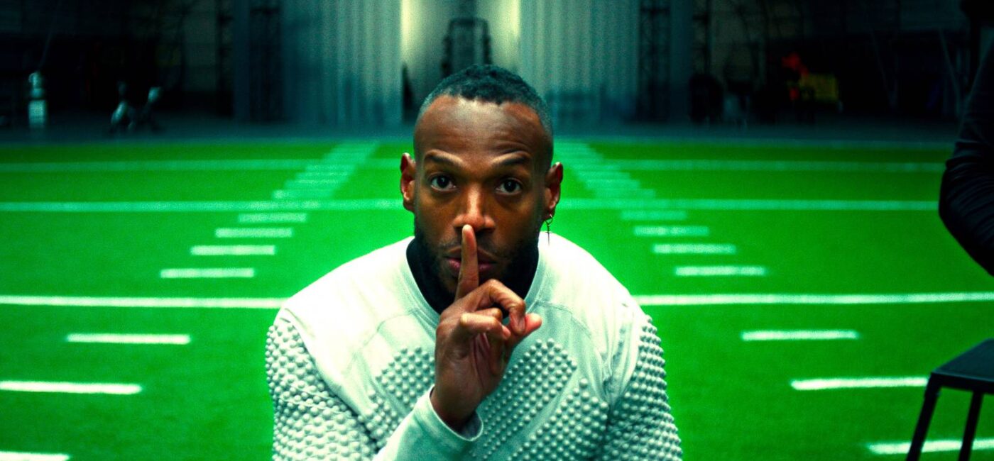 Crítica de Him: Marlon Wayans brilha em thriller psicológico esportivo