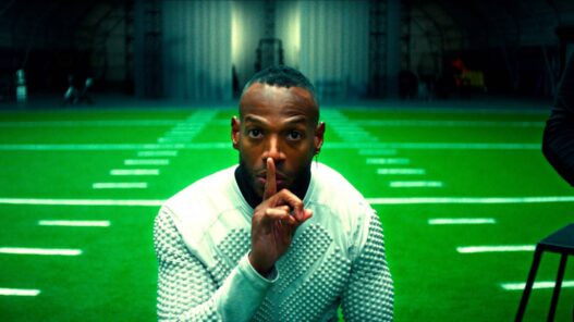 Crítica de Him: Marlon Wayans brilha em thriller psicológico esportivo