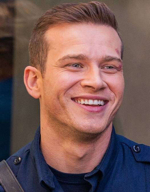 Oliver Stark revela: 9-1-1 explorará mais a bissexualidade de seu personagem na 9ª temporada