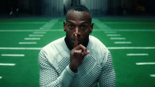 Crítica de Him: Terror esportivo com estilo, mas sem profundidade