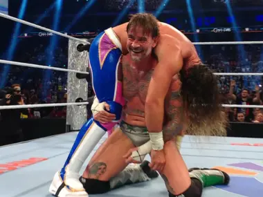 Seth Rollins traiu CM Punk em Paris? Entenda o que aconteceu no Clash at the Castle