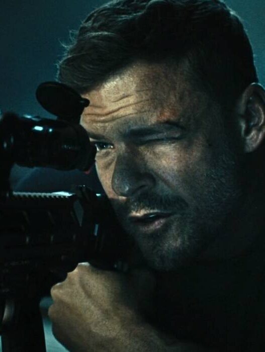 Alan Ritchson e Sylvester Stallone em Thriller de Navy SEALs