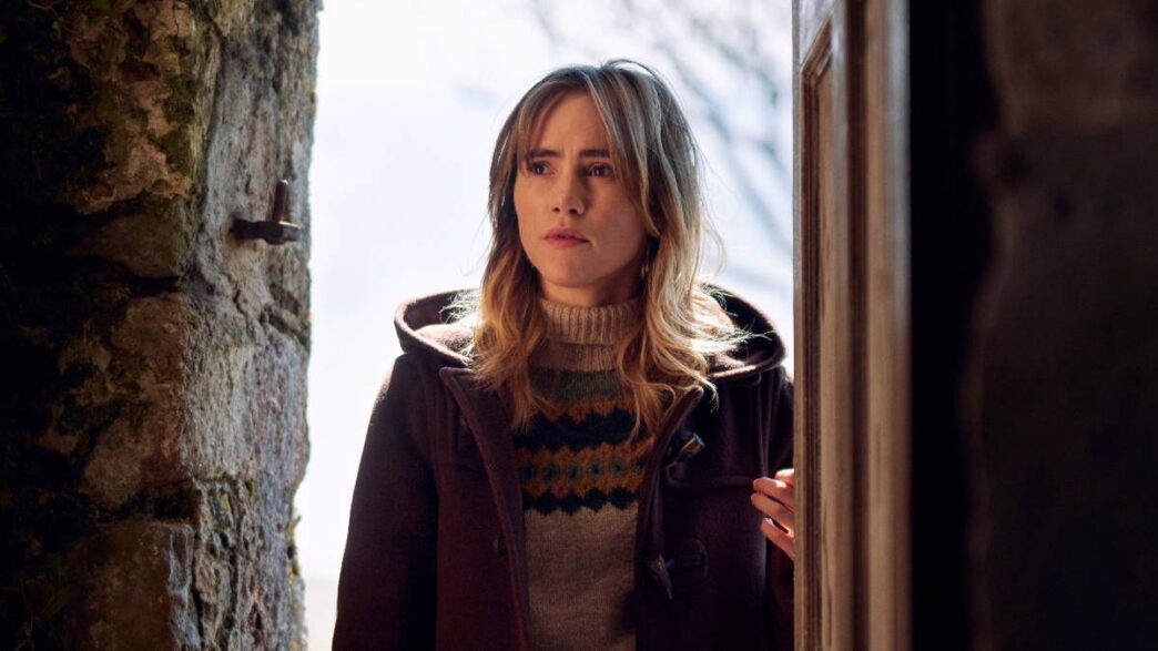 Sam Claflin e Suki Waterhouse em 'All the Devils Are Here'