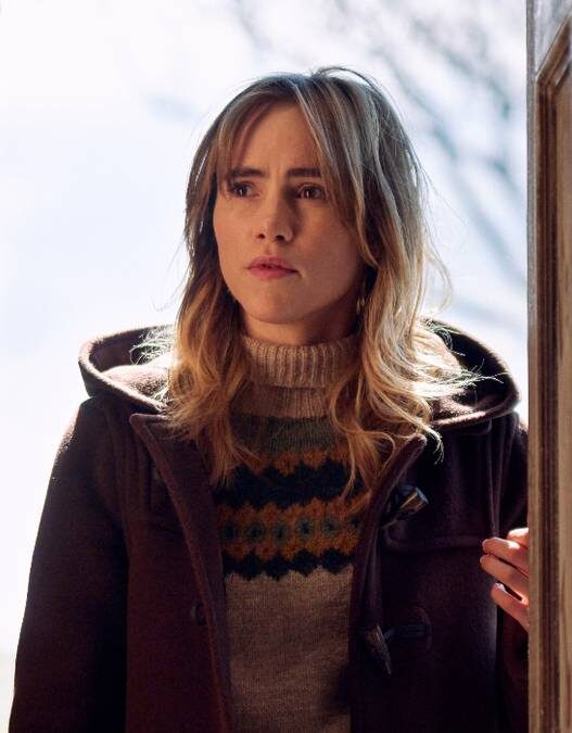 Sam Claflin e Suki Waterhouse em 'All the Devils Are Here'