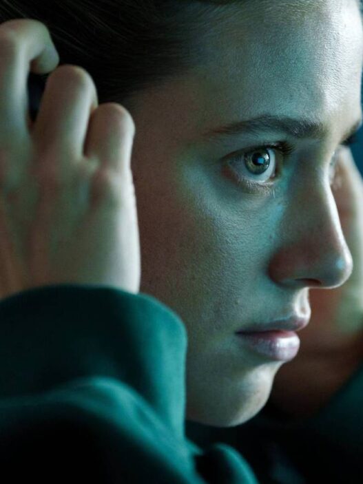American Sweatshop: Thriller Digital Promissor, mas Aquém das Expectativas