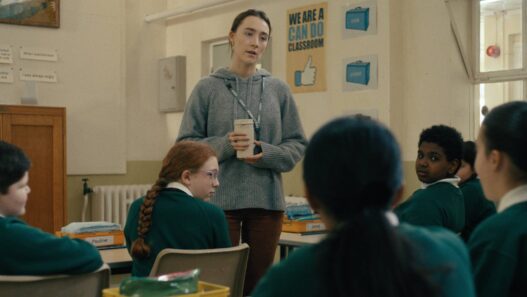 Crítica de Maçãs Podres: A Comédia Negra Mais Insana do Ano com Saoirse Ronan