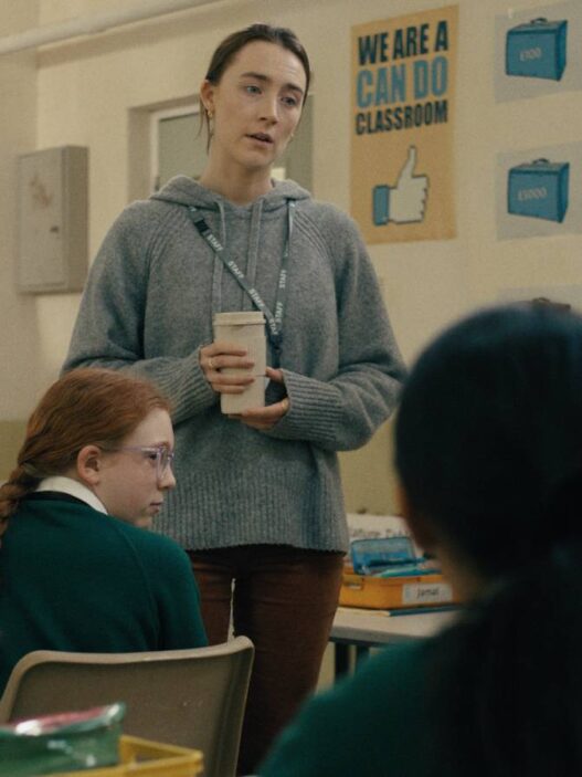 Crítica de Maçãs Podres: A Comédia Negra Mais Insana do Ano com Saoirse Ronan