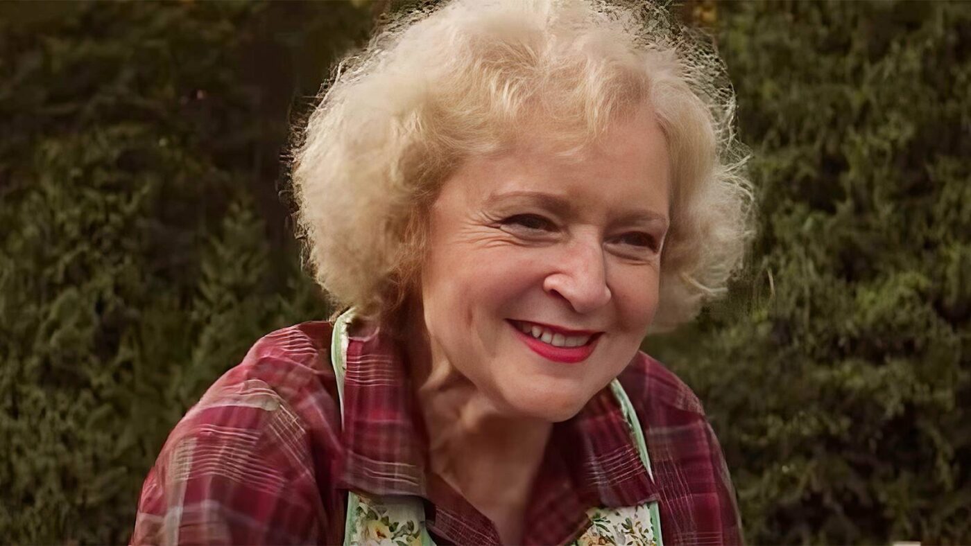 Betty White em filme de terror gratuito: sucesso inesperado no streaming