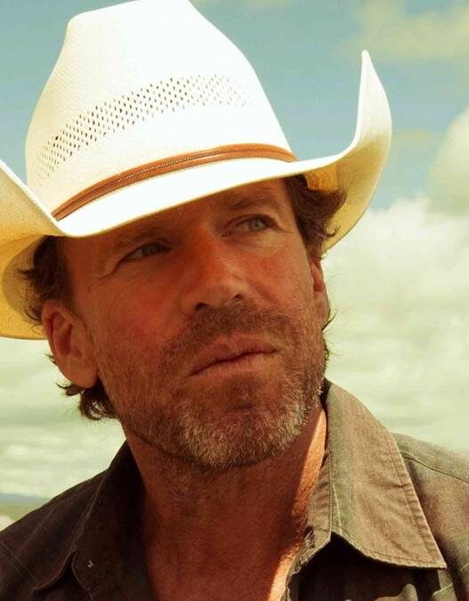 Por que os Emmys ignoram Taylor Sheridan?
