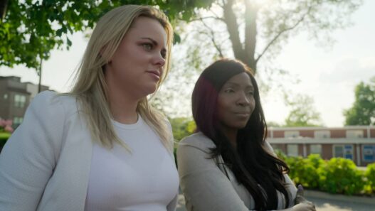 Review: Love Con Revenge - Abordagem Refrescante para o Golpe do Tinder