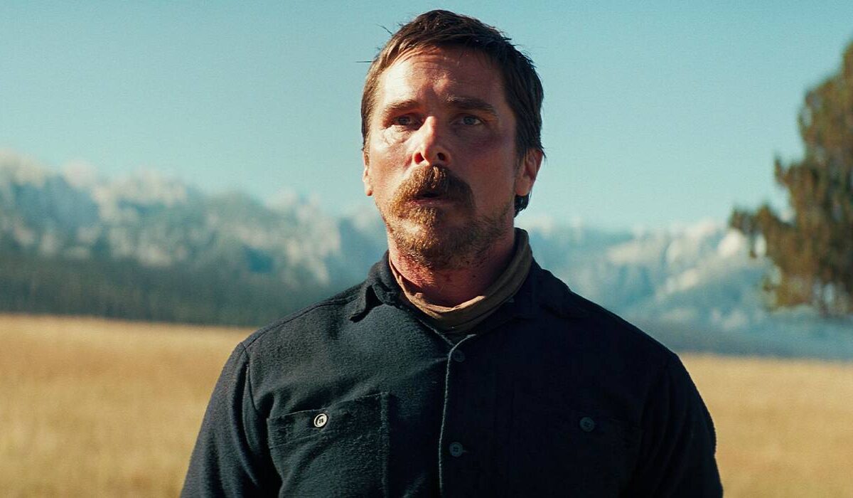 O faroeste subestimado de Christian Bale com Rosamund Pike domina o streaming