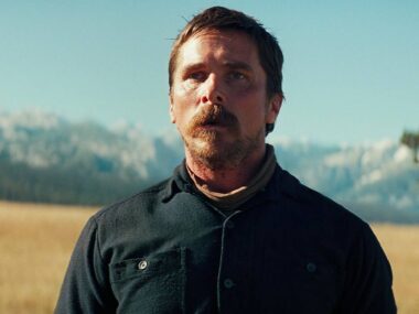 O faroeste subestimado de Christian Bale com Rosamund Pike domina o streaming