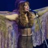A polêmica substituição em Daisy Jones & The Six frustra os fãs e complica a 2ª temporada