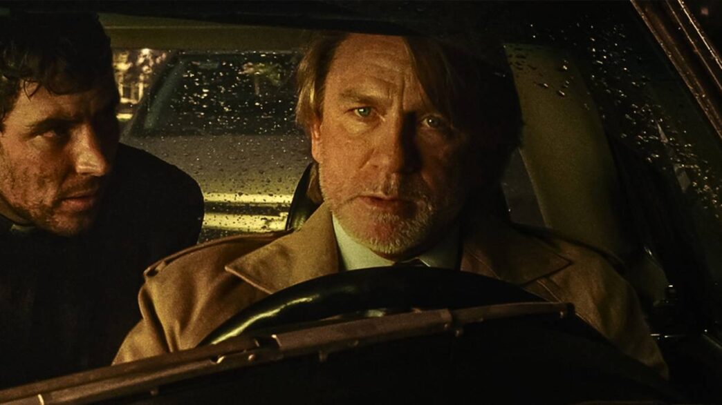 Sequência de suspense com Daniel Craig ganha trailer violento na Netflix