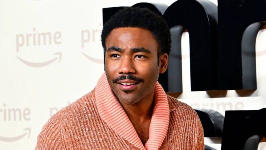 Donald Glover: antes de 'Sr. e Sra. Smith', comédia com 98% de aprovação chegou ao streaming