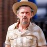 Ethan Hawke em nova série supera Taylor Sheridan no Rotten Tomatoes