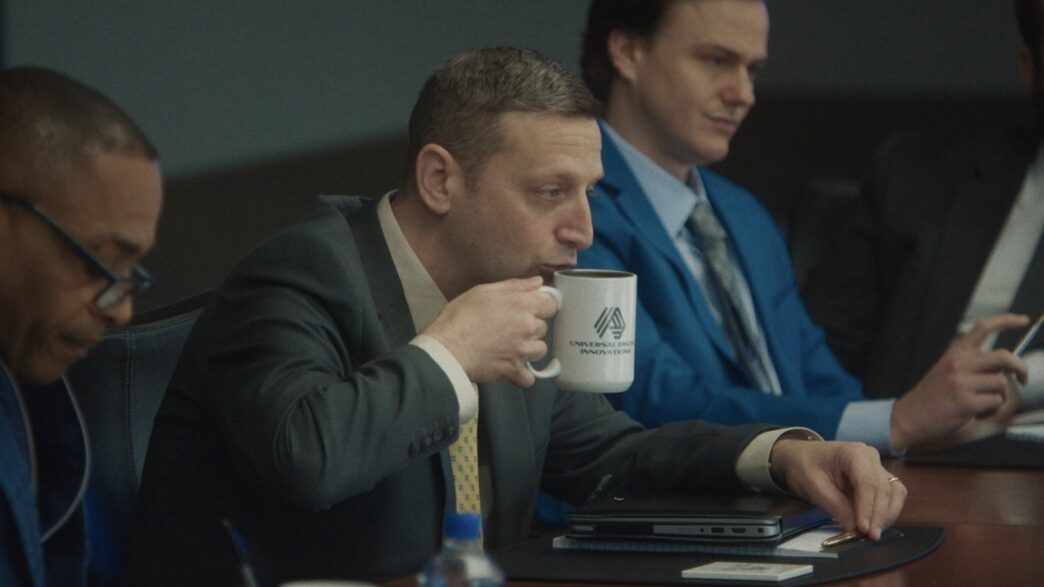 The Beanie Felon: A Comédia Mais Incômoda de 2025 Chegou ao Streaming