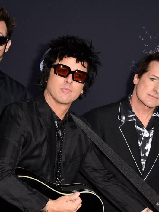 Green Day: Trailer épico de New Year's Rev mostra jornada da banda