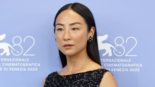 Greta Lee e detalhes do novo filme de Louis Leterrier