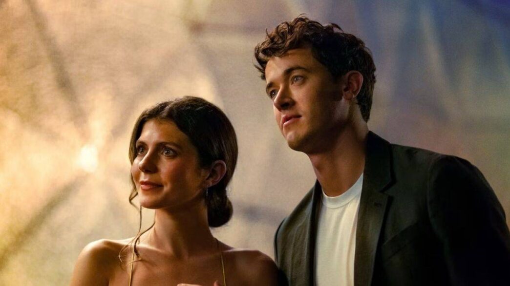 Tom Blyth e Emily Bader se apaixonam em 'Encontros de Verão'