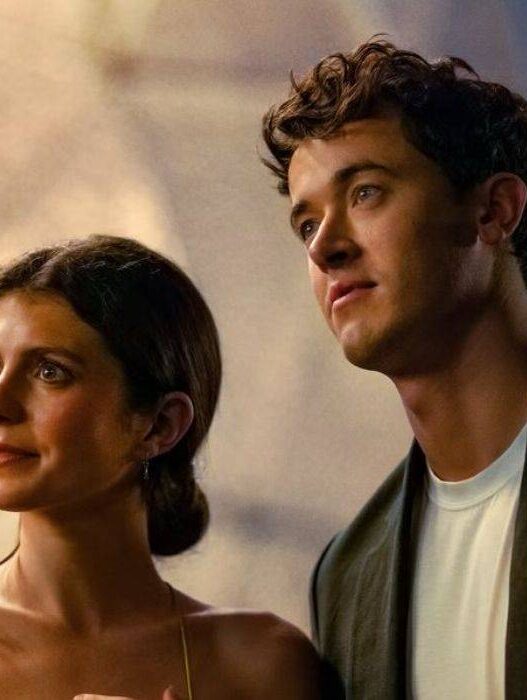 Tom Blyth e Emily Bader se apaixonam em 'Encontros de Verão'